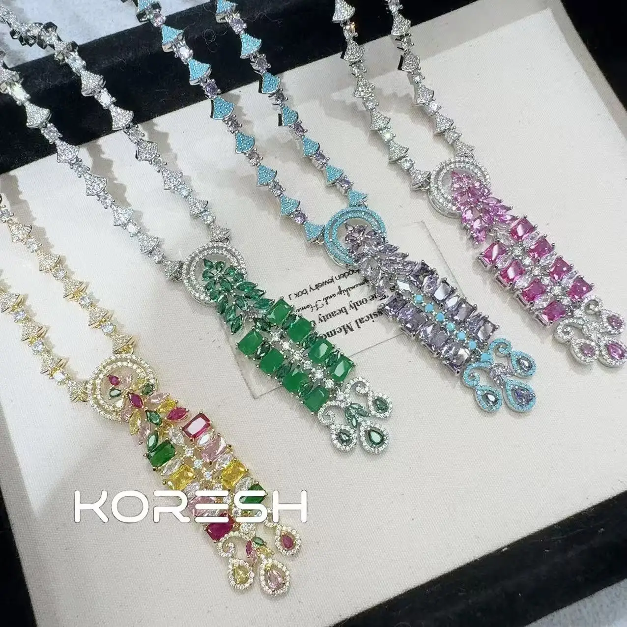 

Роскошный набор: серьги с длинными геометрическими подвесками из цветных страз и позолоченное ожерелье