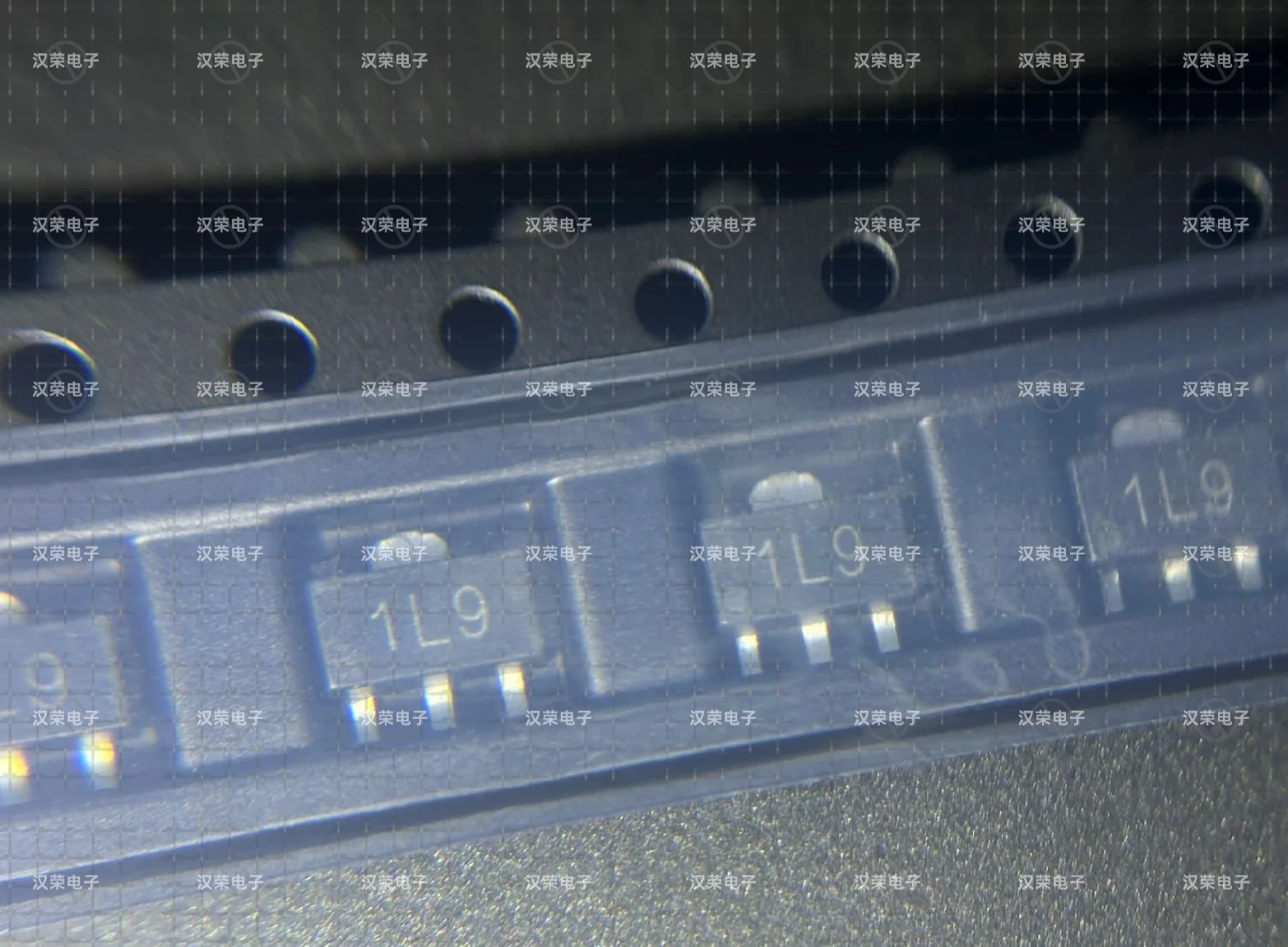 Newly manufactured chip transistor ZXTN19100CZ with silk-screened code 1L9, SOT89 package, NPN type transistor, 5.25A, 100V