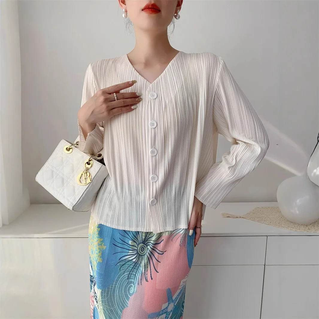 Miyake สไตล์จีบผู้หญิง 2025 ใหม่สีทึบ V คอยาวแขนยาว Single-breasted หลวมและ Elegant Sun Protection เสื้อสเวตเตอร์ถัก