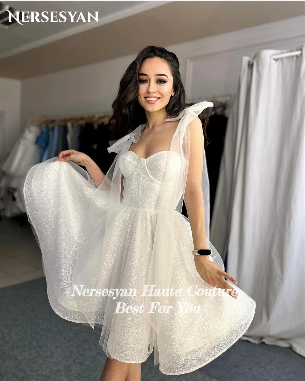 Nersesyan-A-Line Vestidos De Noiva Sem Mangas, Elegantes Vestidos De Casamento Glitter, Correias, Vestido De Noiva Sem Costas, Mini Lantejoulas, Vestido De Noiva Brilhante