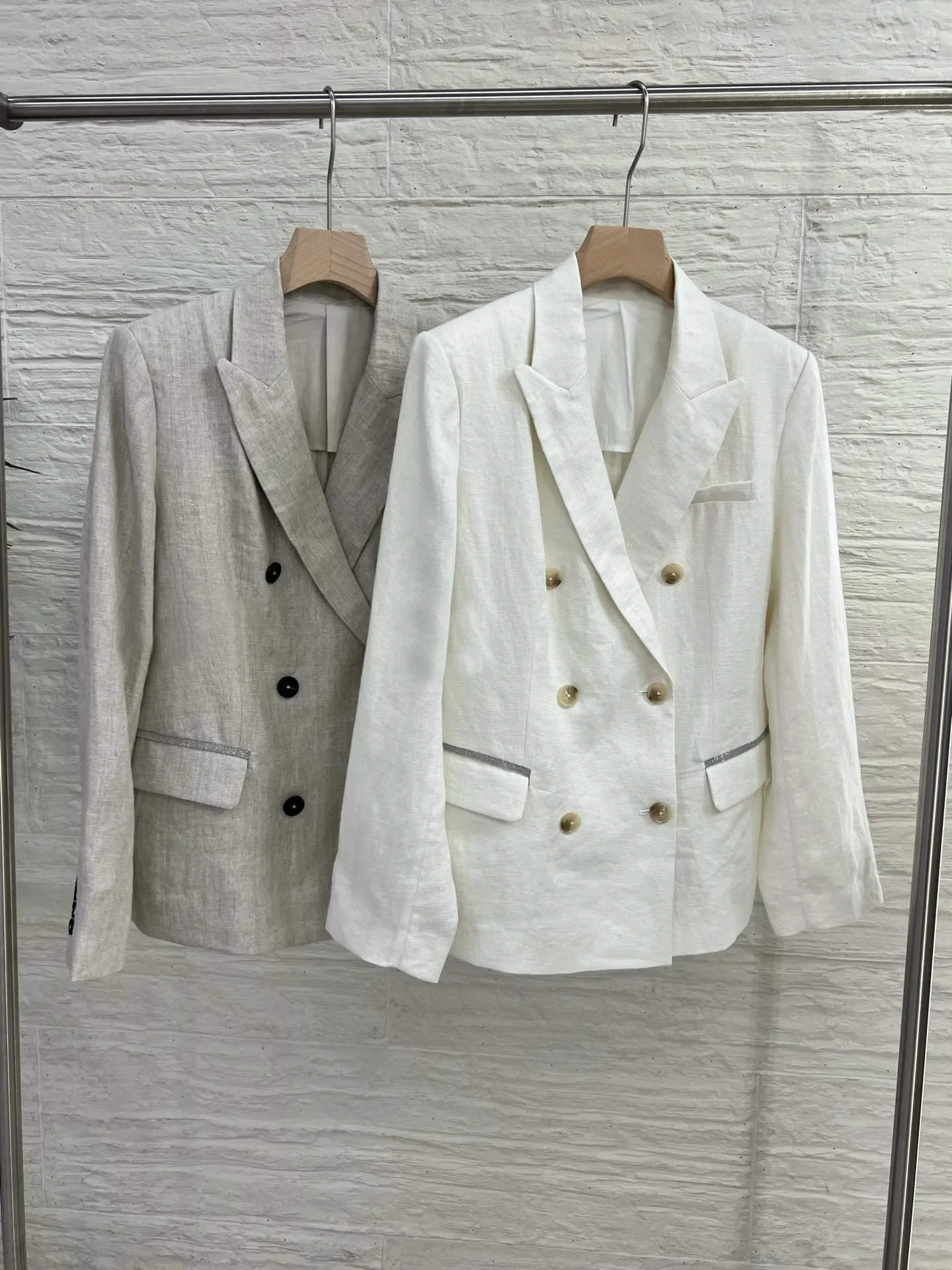 

Женский льняной костюм-двойка: брюки с широкими штанинами на резинке + двубортный пиджак с длинными рукавами и отложным воротником. Элегантный женский комплект.