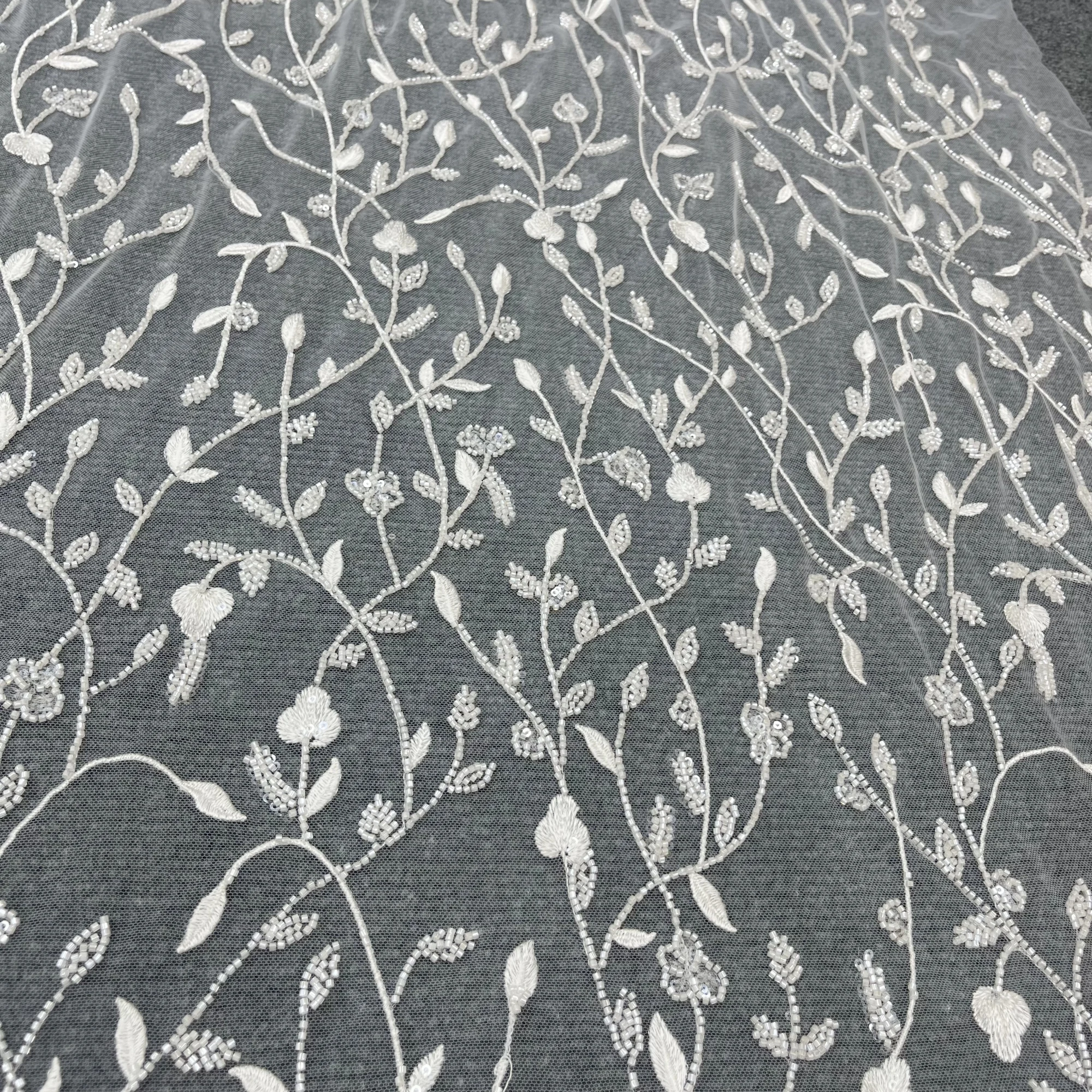 Zarte Linien Pailletten Perlen Spitze Stickerei hochwertige Hochzeits kleid Design Stoffe
