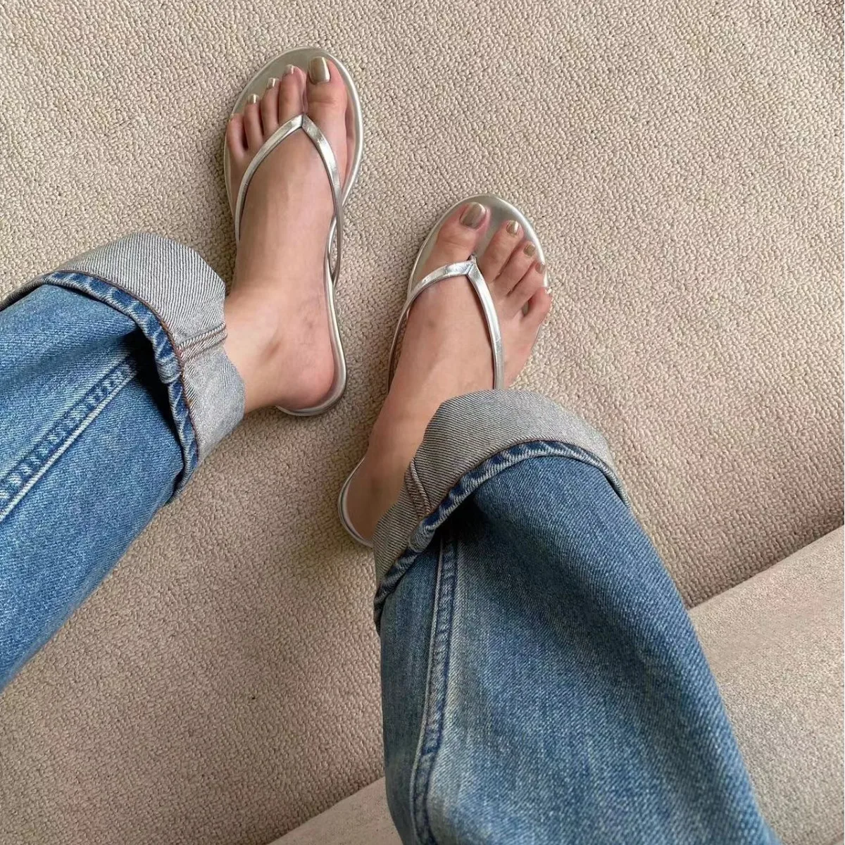 شباشب نسائية صيفية جديدة فضية - صنادل رفيعة مسطحة عصرية مثالية للارتداء في الهواء الطلق على الشاطئ والنمط اليومي العصري
