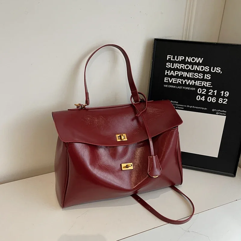 

Classic Messenger Bag For Ladies, Premium Leather Construction With Soft Interior, Designer Handbag Elegant