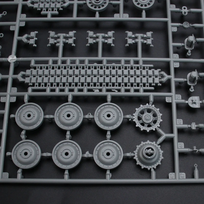 Amusing Hobby 35A055 RU251 1/35 Ru251 Spähpanzer Tank Scale Model Kit