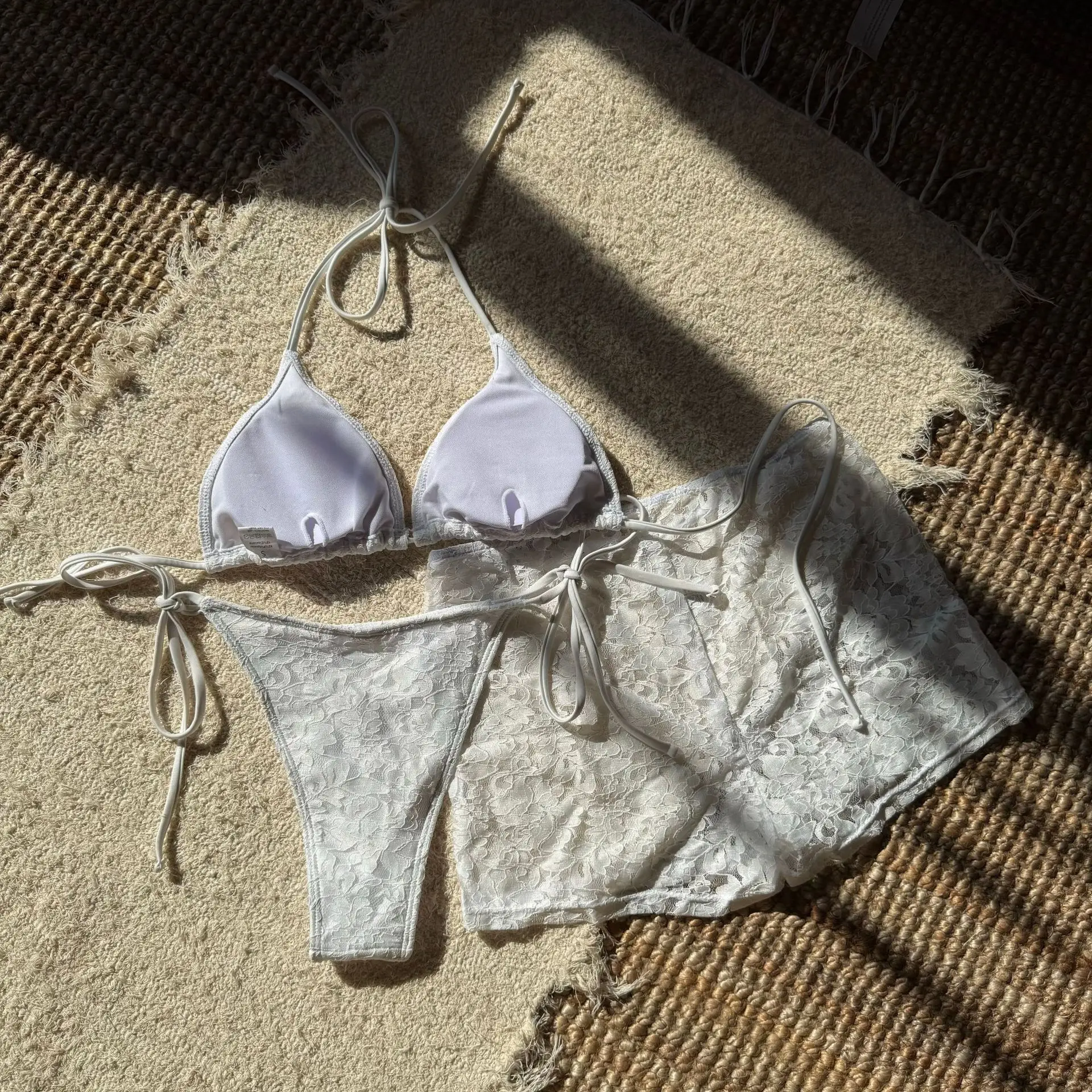 2025 novo conjunto de três peças dividido feminino beira-mar praia renda maiô cinta biquíni