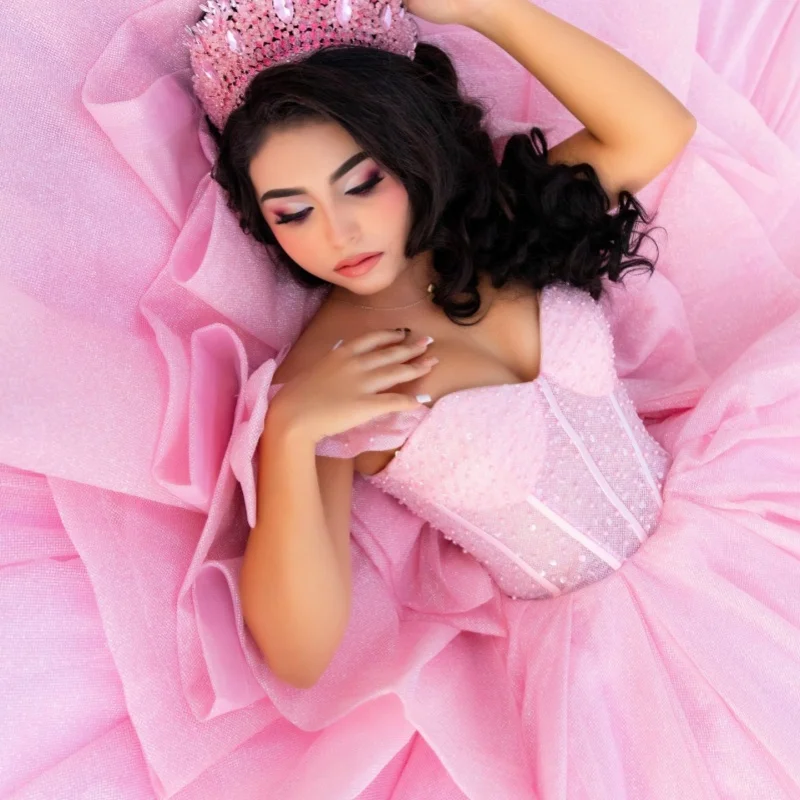 

Блестящие платья для Quinceanera с открытыми плечами, с кристаллами, многослойной вышивкой бисером, длинным шлейфом и бантом, Vestido 15 Quinceanera, на заказ