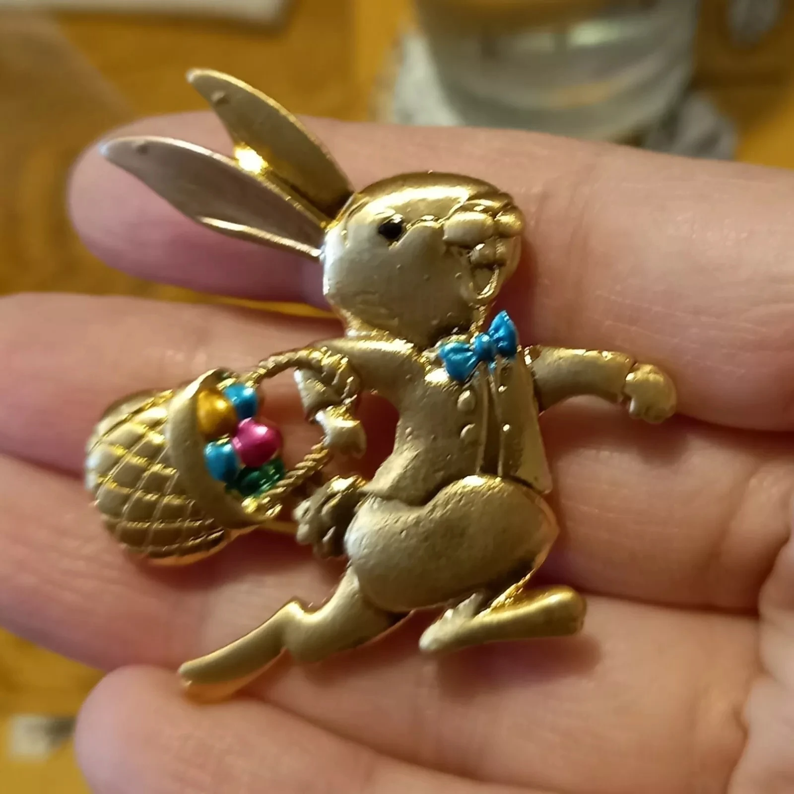Women Men Fashion Gold Color Easter Bunny Rabbit Enamel Badges Brooch Vintage Style Lady Classic Retro Cute Animal Pin Buckles