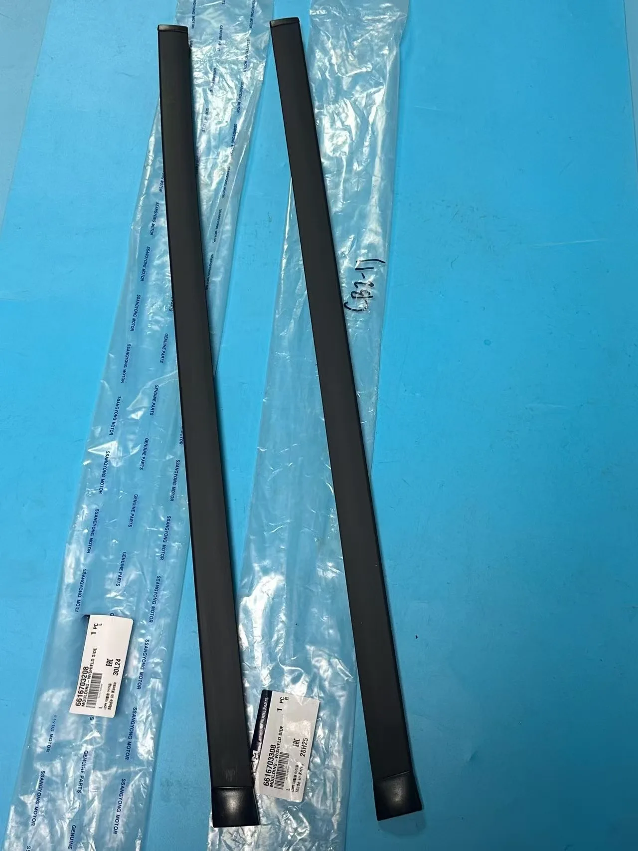 

Оригинальный молдинг бокового окна левый 6616703208 правый 6616703308 для Ssangyong Istana MB100