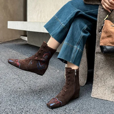 

2025 Women’s Vintage Niche Embroidered Square Toe Hidden Wedge Boots–Suede Cow Leather Brown Slim Ankle Boots,Fashion Versati