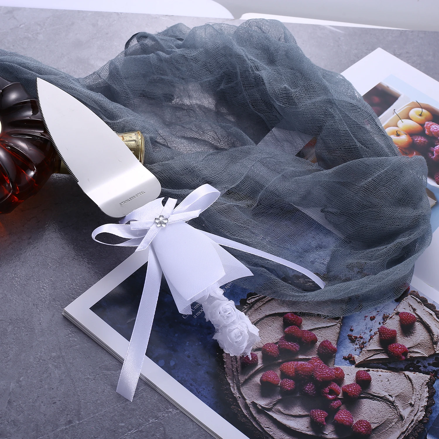 Une boîte de couverts de mariage, robes et robes de mariée, ensemble de couverts de gâteau à la tarte aux roses, outils de cuisson de gâteaux à pizza.