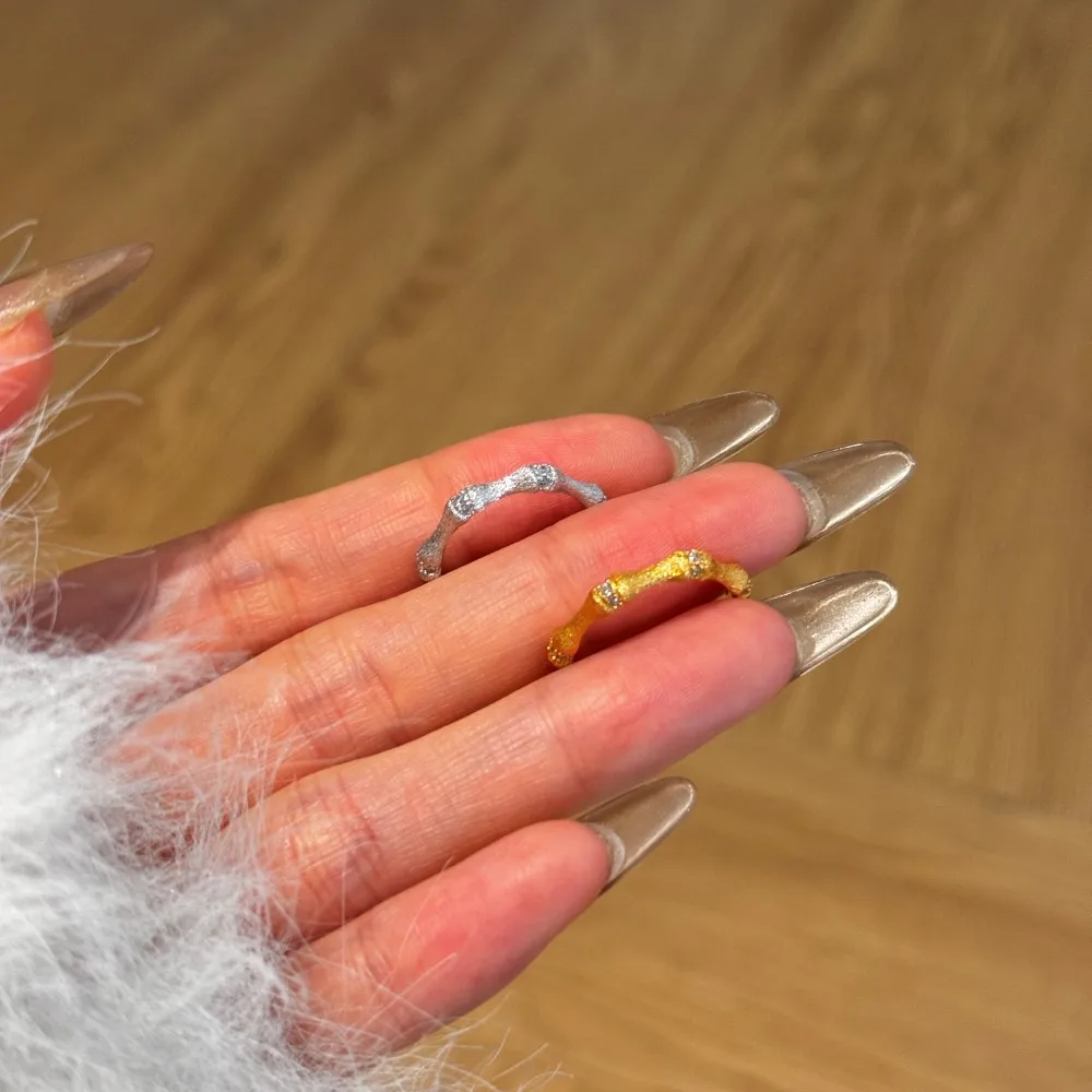 女性用の新しいs925シルバーリングには、ミニマリストのつや消しの竹結び目デザインと絶妙な古代フランスのリングが特徴です。