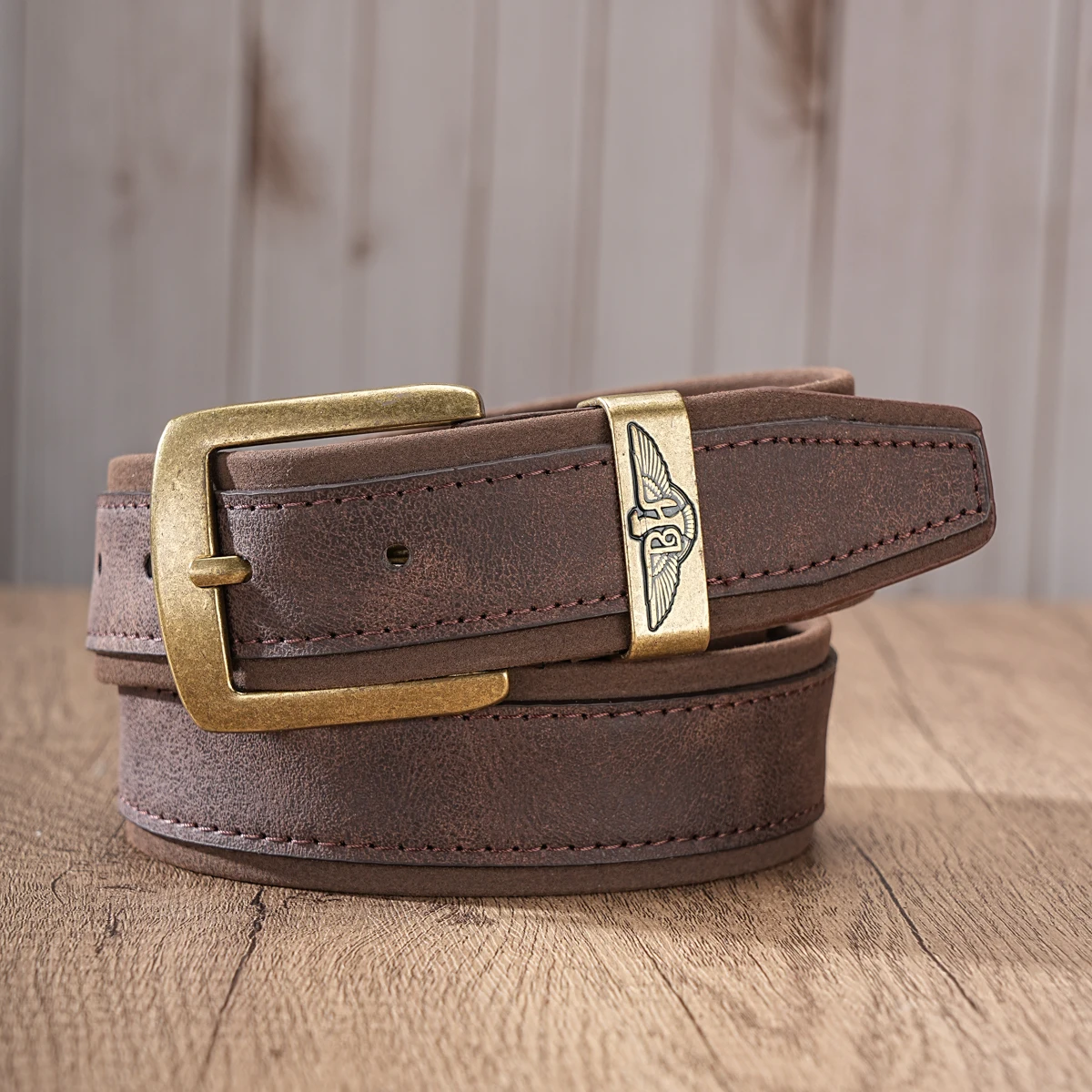 A casual belt, the same style for both men and women, with an industrial design, versatile and available in multiple colors