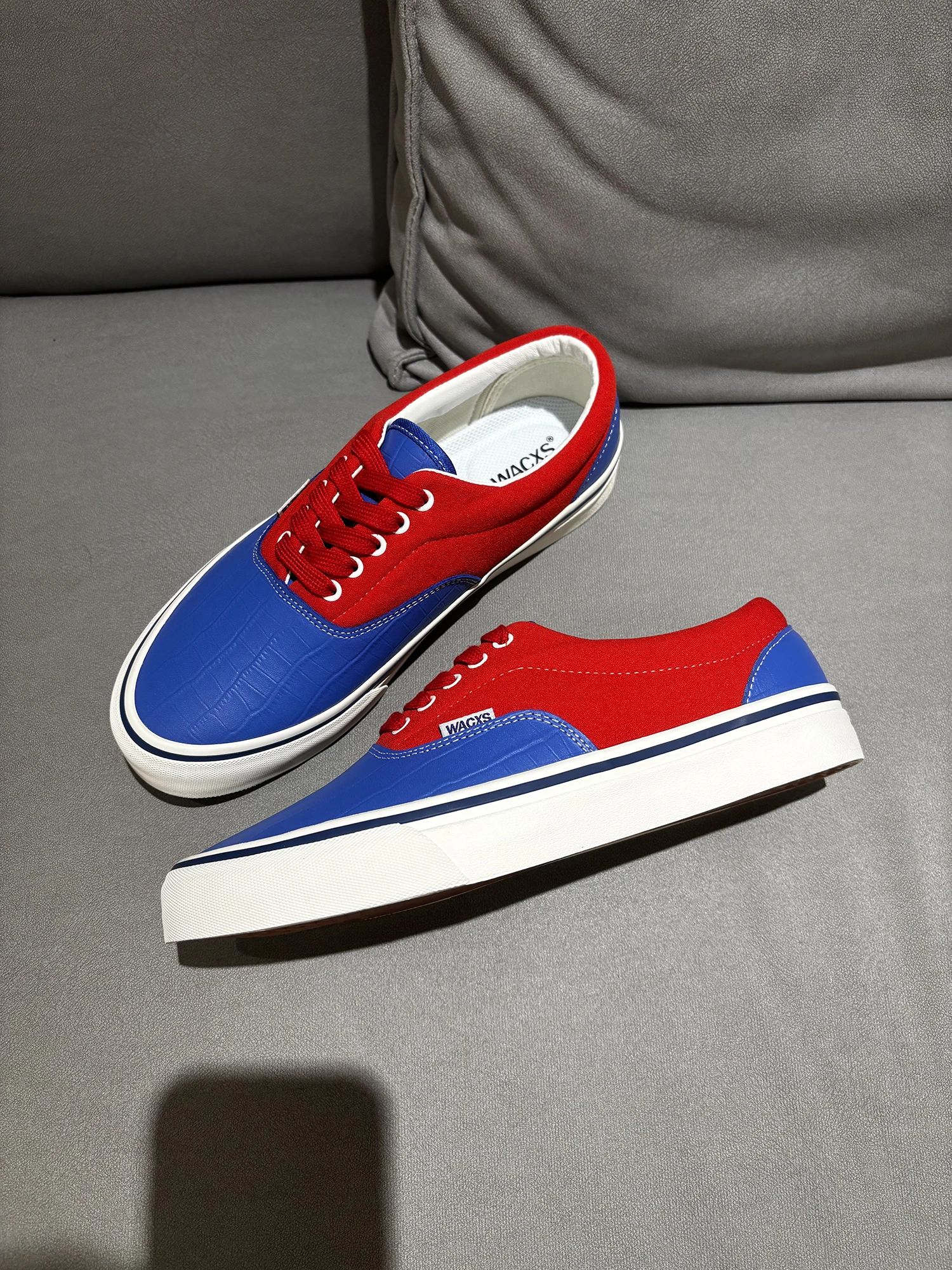 

Кроссовки Era 95 OTW High End Vintage: спортивные повседневные кроссовки унисекс с кожаными вставками, круглым носком, плоской подошвой и резиновой подошвой.