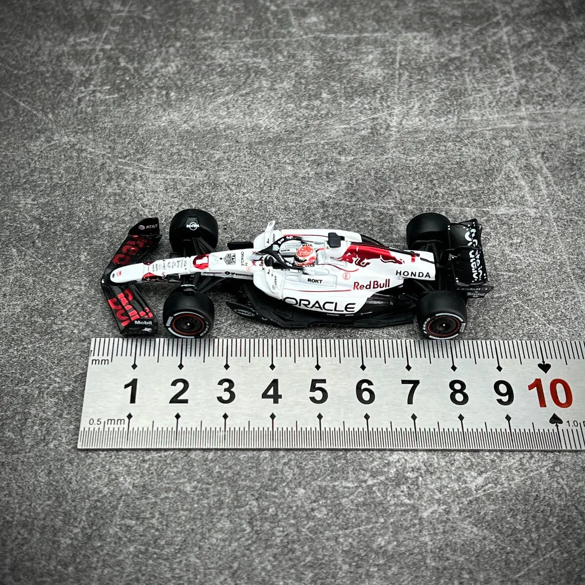 Stock SPARK 1:64 Red Bull Vastapen RB21 Japanese White Bull F1