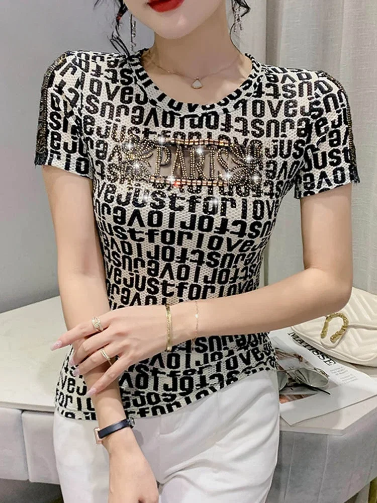 

2024 New MadBlack Summer T-Shirt Chic Sexy O-Neck Print Letter Patchwork Shiny Diamonds Women Tops Short Sleeve Hand Make Tees