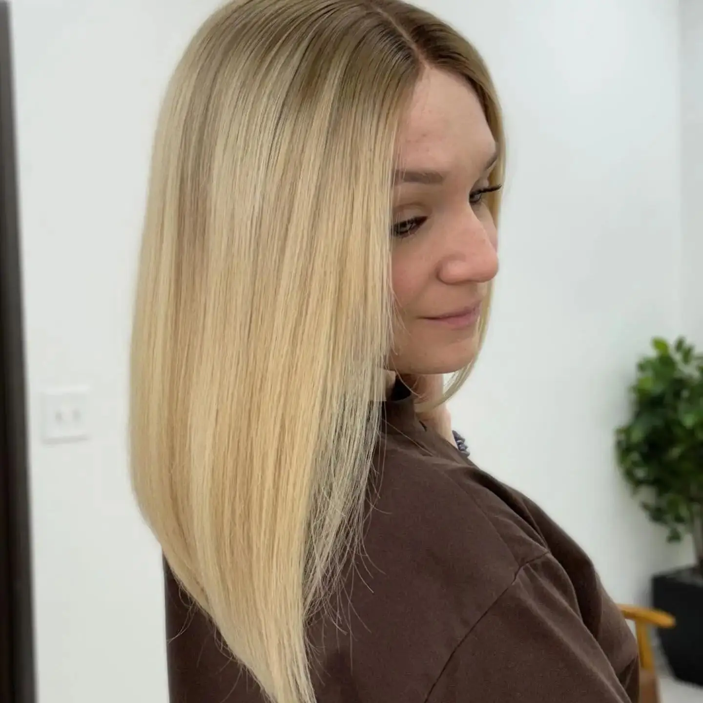 

Natural Hairline Ombre Ash Blonde Luxury Synthetic Lace Front Wig Medium Length Straight Wig Party Glueless Wigs Costume Woman