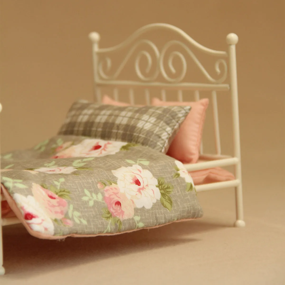 1:8-1:12 miniature furniture L-16cm iron bed with 3-piece bedding set and bed curtain suitable for mini house decoration view 3