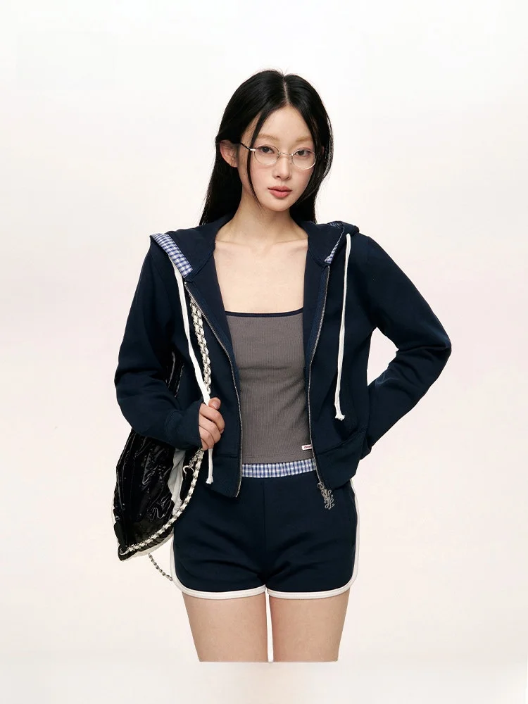 

Легкий спортивный костюм из органического хлопка в клетку с пэчворком: толстовка и шорты. Модный женский весенний комплект.