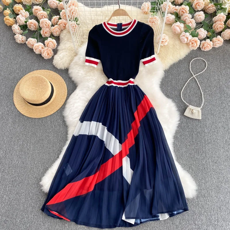 Vestido de Verão de Malha de Manga Curta com Detalhes Elaborados, Chiffon Plissado, Design Sensacional, com Blocos de Cor e L...