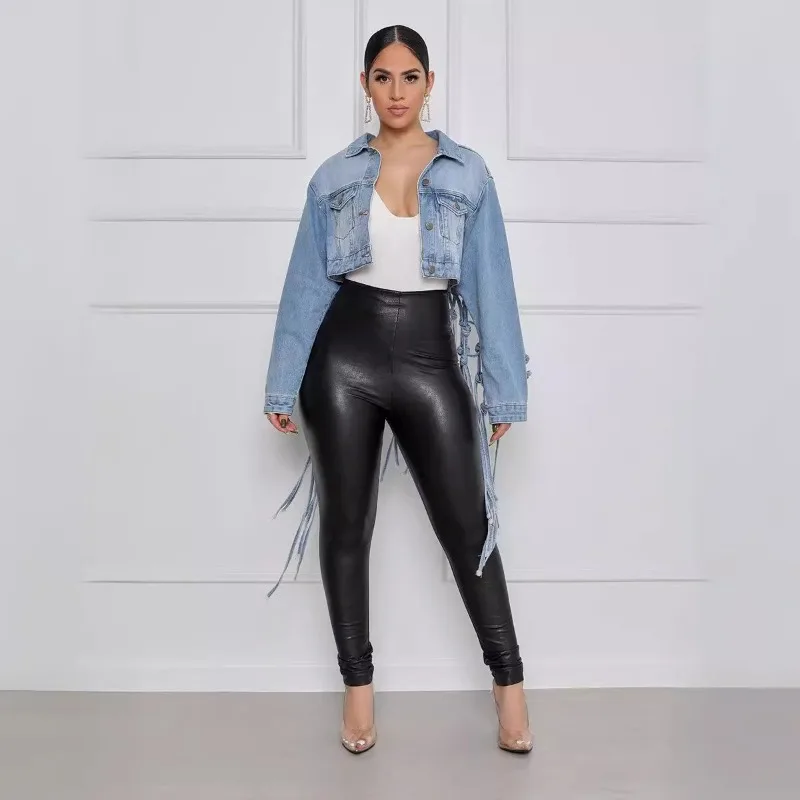 Eine Grid Quaste Back Exudest Eine feminineste, stilvolle und hochwertige Vibe Coa Die neue modische, individuelle und einzigartige Jeansjacke