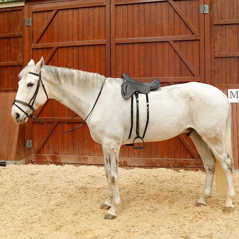 سرج حصان صناعي فائق الألياف لمعدات سباق الخيل البرية