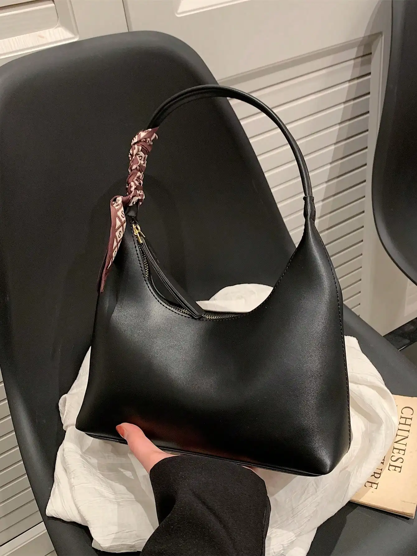 Bolsa Hobo Média Preta com Alça Estilo Lenço e Fecho de Zíper