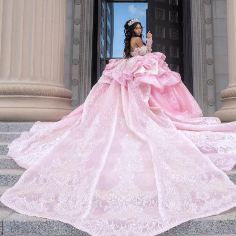 فساتين Quinceanera مخصصة باللون الوردي الفاتح اللامع قبالة الكتف كريستال ترتر زين ذيل طويل القوس فيستدو 15 Quinceanera