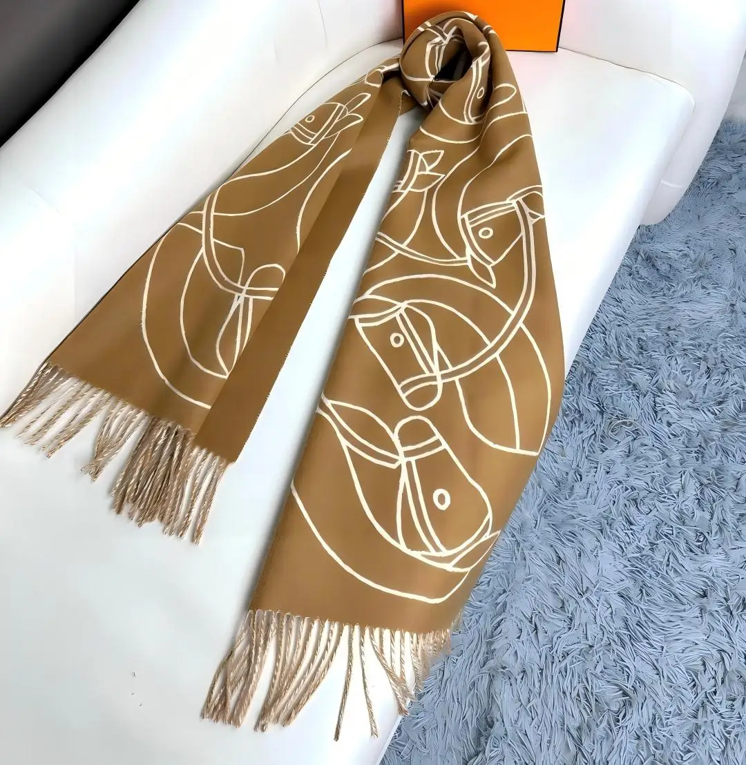 

Fashionable High-end Women's Scarf Autumn and Winter Scarf/shawl/neck Scarf Is Made of Exquisite Contrasting Jacquard Weave.