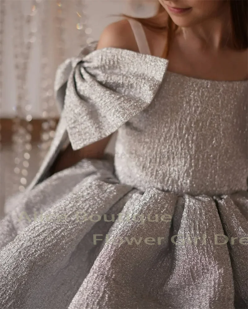 Robes à fleurs argentées pour filles, épaules dénudées, ligne a, volants bouffants au-dessus du genou, robes de fête d'anniversaire de première Communion personnalisées
