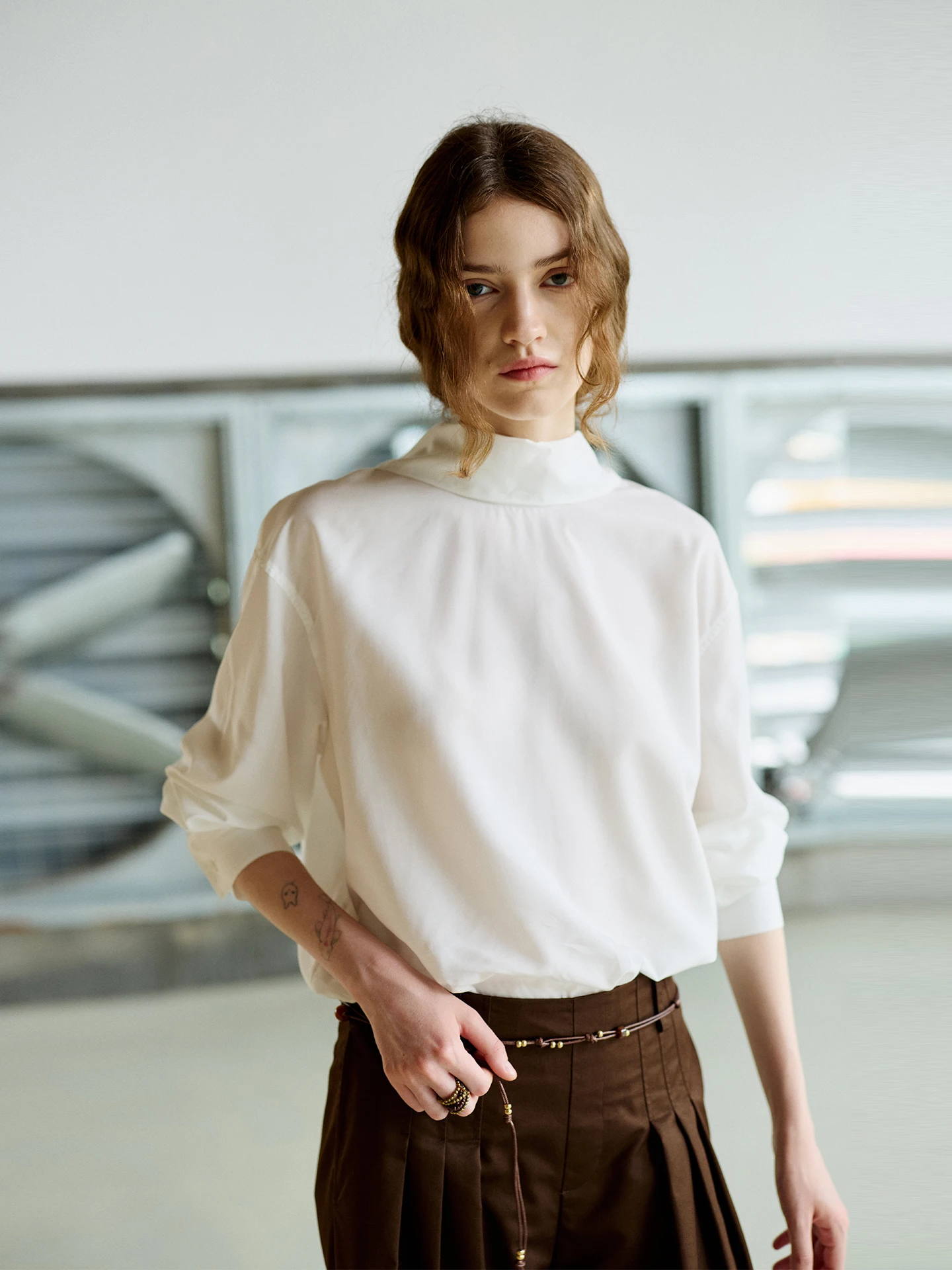 

Блузка свободного кроя из белого шелка для женщин: дизайнерская модель с драпированным воротником, длинными рукавами, дышащая, комфортная, повседневная