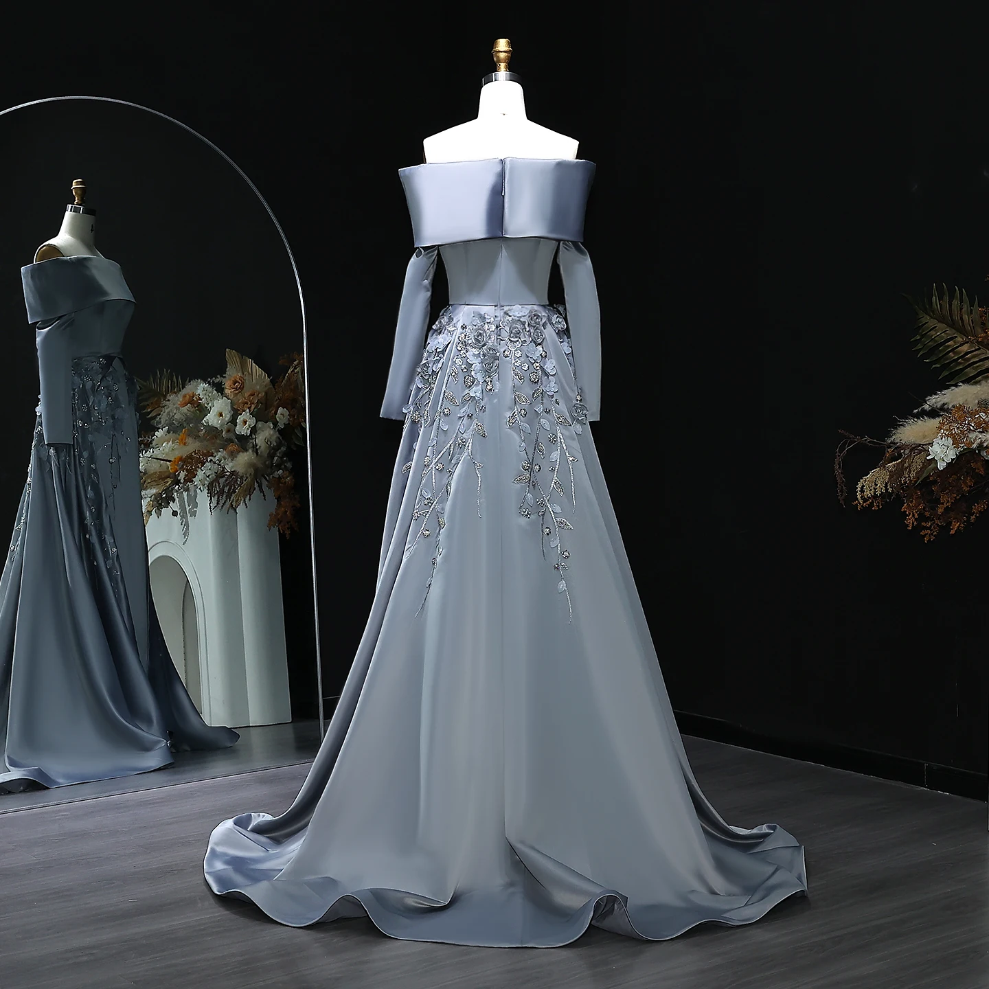 シャロンは、ブルーサテンマーメイドビーズ刺繍イブニングドレス、3Dフラワー刺繍ウェディングパーティガウン、2025年新作SS228、カスタムメイドと言いました。