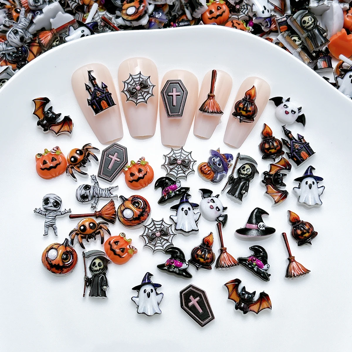 30 Stück 3D Cartoon Halloween-Serie Harz-Nagelkunst-Dekorationen, verschiedene Stile, kreative Kürbis-, Besen-, Katzen- und Geister-Nagelanhänger für DIY