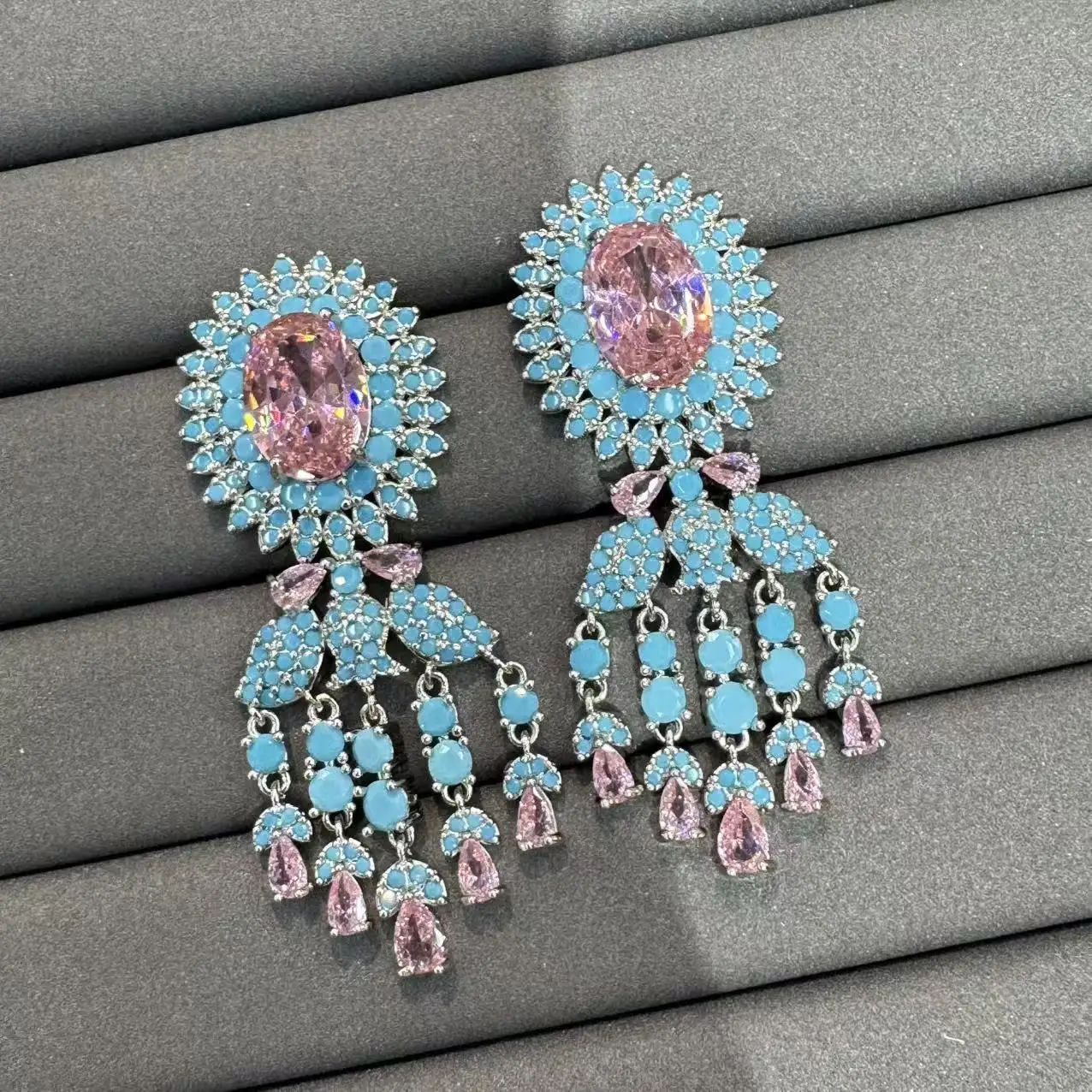 ต่างหูพู่ประดับเพชรซิรคอนสำหรับงานเต้นรำ ดีไซน์หรูหราสำหรับผู้หญิง