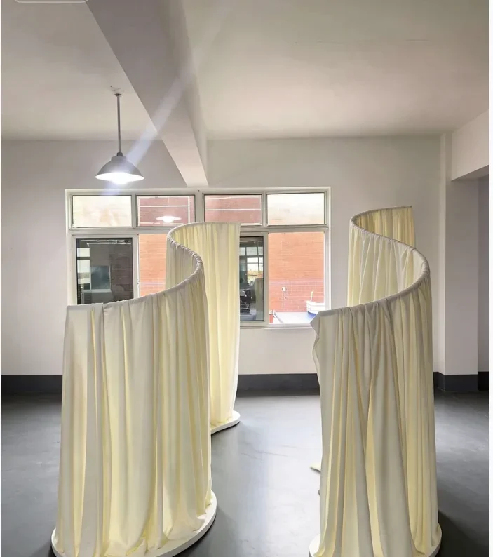 Wellenförmiger Metallrohr-Vorhangständer, weißer Chiffon-Vorhangrahmen, Dekoration für Hochzeitszeremonie auf der Bühne – Detail 6