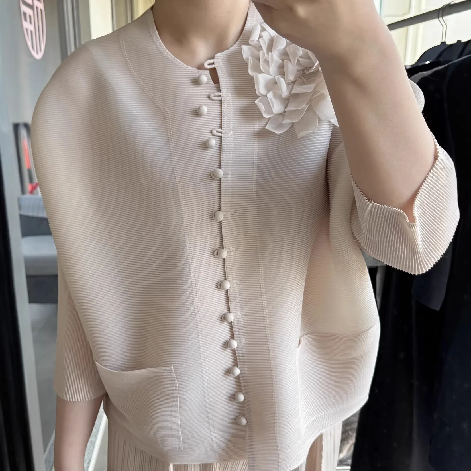 Miyake T-shirt, batwing sleeve, stylish and elegant cardigan, trendy and beautiful women's clothing this year.