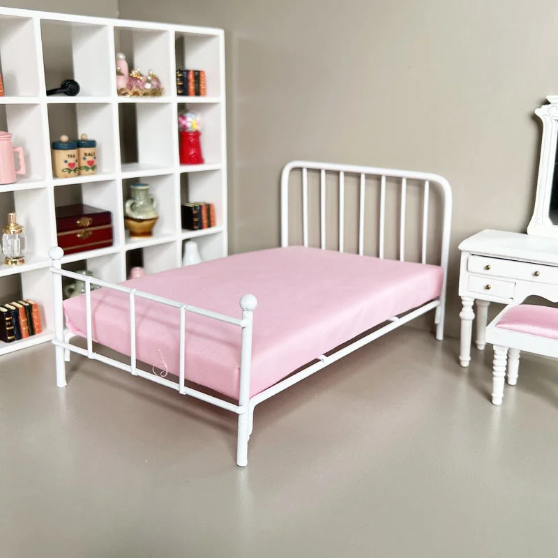 1 Uds. 1:12 casa de muñecas Metal/madera casa de muñecas cama Mini muebles para muñecas marco de hierro cama Mini modelo dormitorio escena accesorios para casa de muñecas