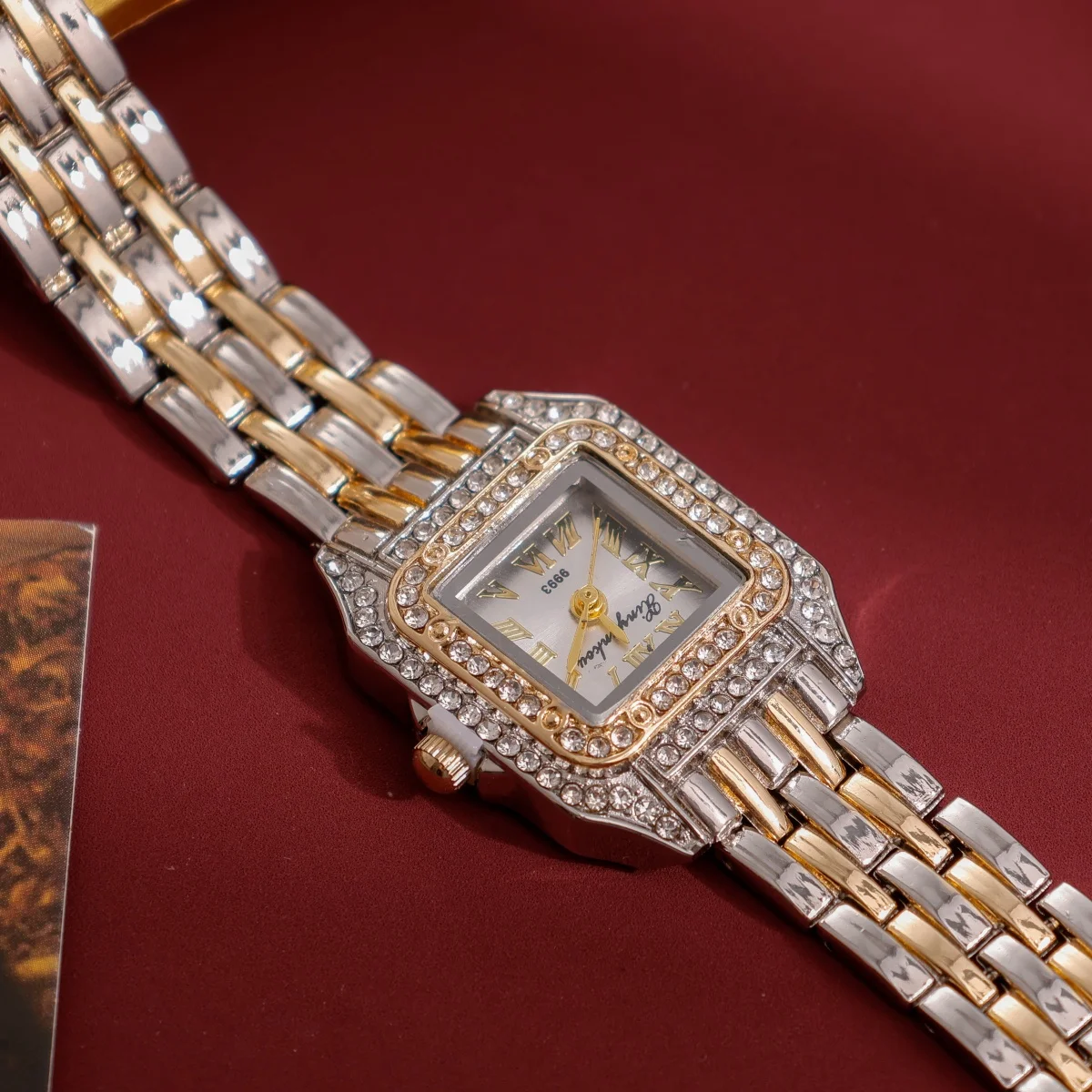 Vintage Luxury Women Watches Chic Gold Silver Alternating Design Roman Numerals Dial Rhinestone Inlay Fashionable Trendy Watch