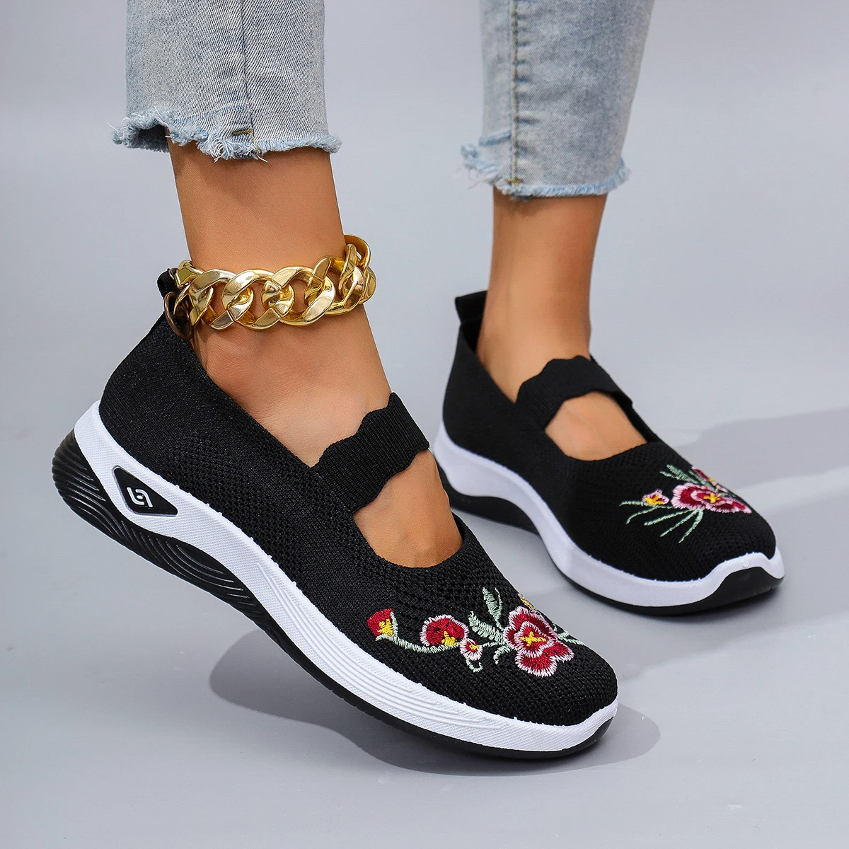 

Spring Women's Comfortable, Breathable, Lightweight and Wear-Resistant Casual Shoes with Soft Soles for Lazy People to Step on