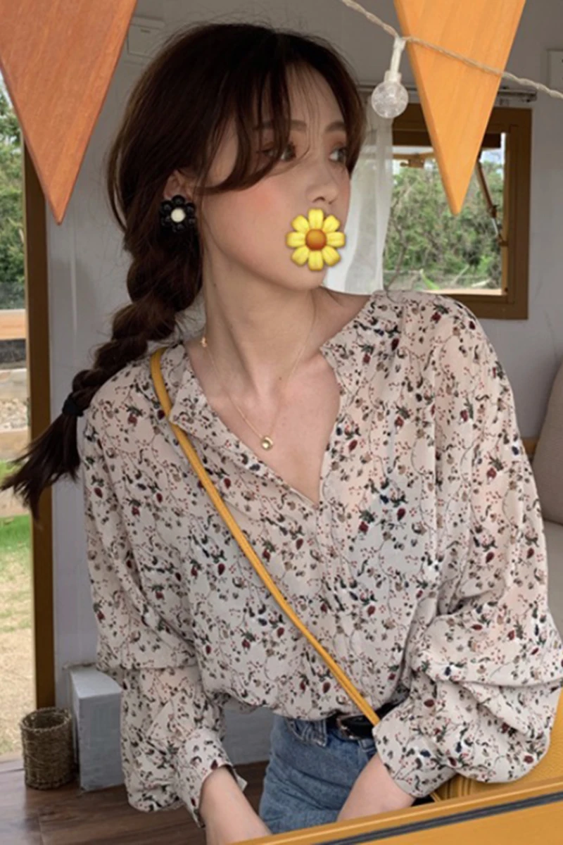 Fashionable V-Neck Floral Print Chiffon Top Early Spring 2026 New Korean Style Slim Fit Short Women's Base Shirt Trendy