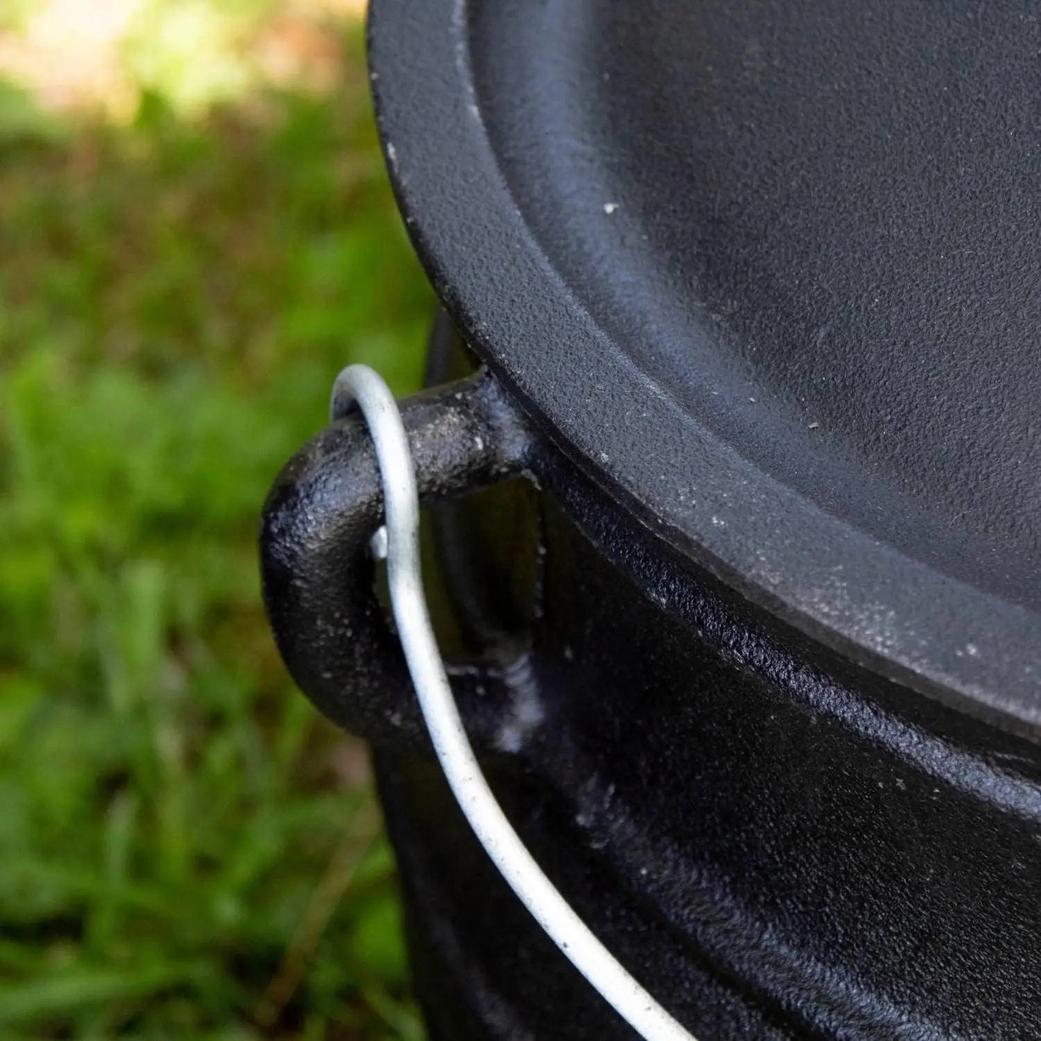 وعاء غلاية الطبخ من كامب فاير - فرن هولندي من الحديد الزهر مع 3 أرجل وغطاء، 10.5 بوصة، 2 جالون #5