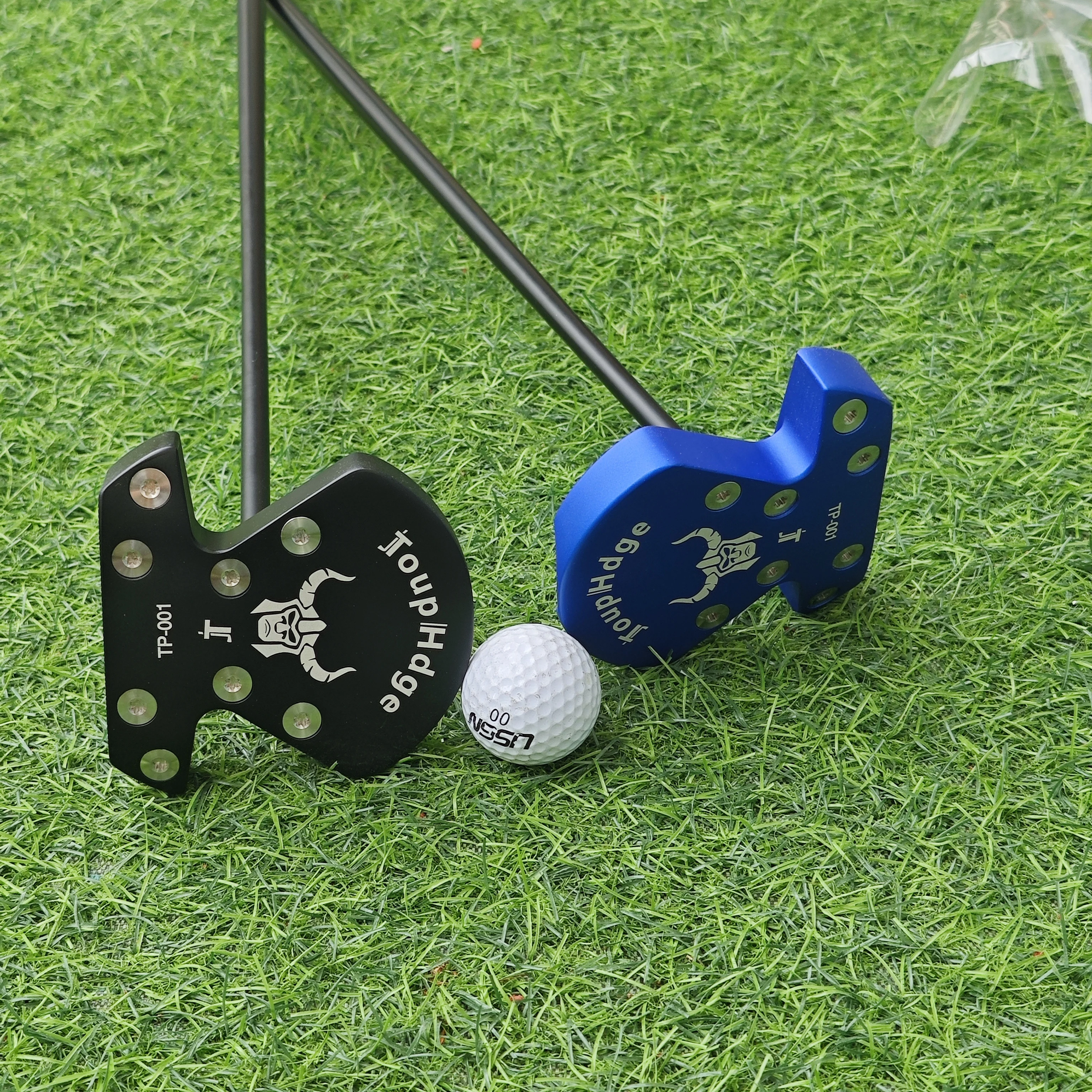 

Полукруглый гольф-паттер ToupHdge с широким задним усилением, высоким моментом инерции, большой точкой приложения, противоскользящей поверхностью, прочным ударом и точным контролем траектории