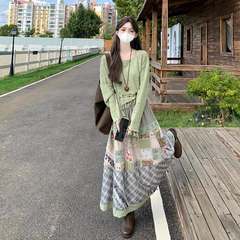 

Женский комплект из двух предметов в богемном стиле, короткая вязаная блузка с кисточками и поясной цепочкой, юбка во французском стиле в лесном стиле