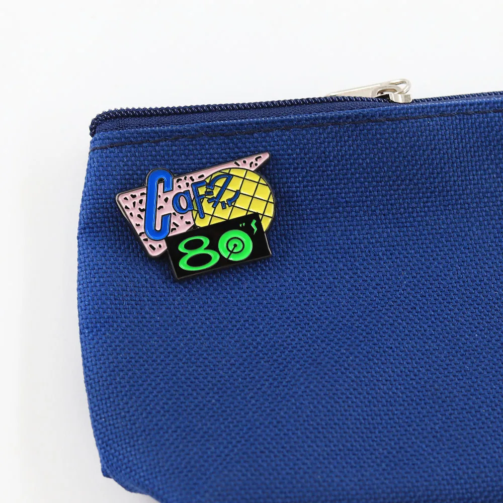 80er-Jahre-Café-Stil-Broschen, Back to the Future Teil II Themen-Abzeichen, Kleidung, Taschen und Accessoires, Sammlerstücke als Geschenke für Fans – Detail 9