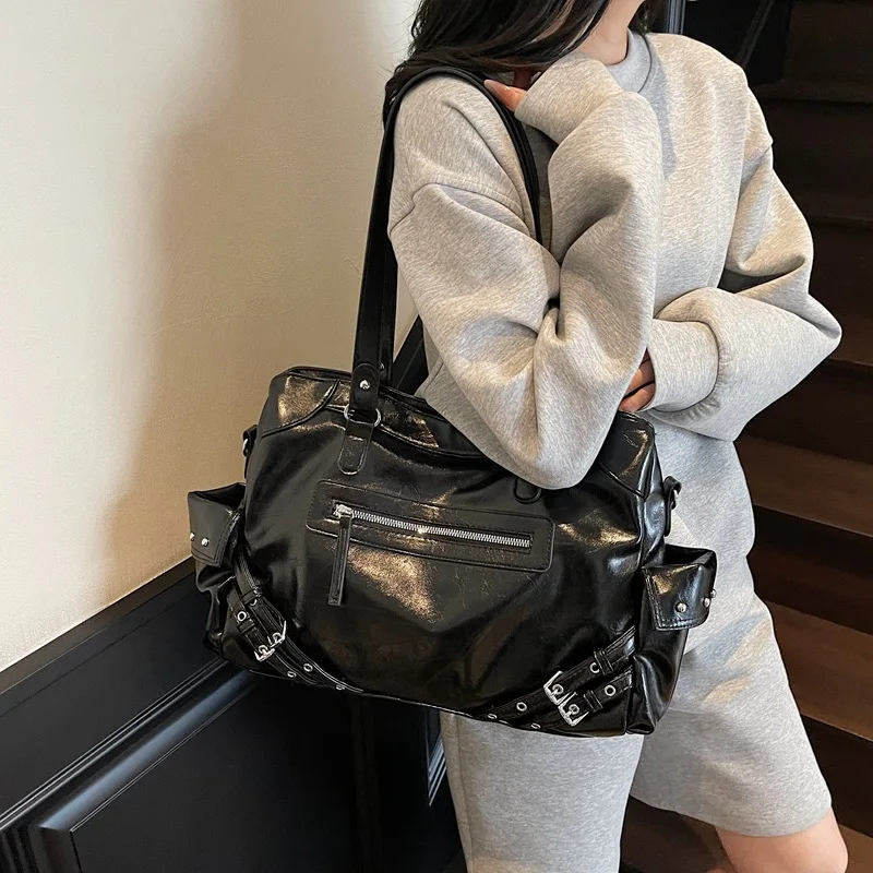 

2025 New Retro Hot Girl Motorcycle Bag Metal Rivet Shoulder Bag Underarm Bag Large Capacity Tote Bag y2k designer luxury bag ita