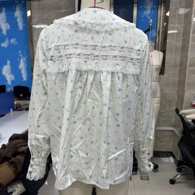 เสื้อเบลาส์ผู้หญิงน่ารัก คอปีเตอร์แพน แต่งระบายจีบ กระดุมผ่าหน้า ทรงสวิง สไตล์เบบี้ดอลล์ ยุค Y2K คลาสสิก แขนยาวพอง