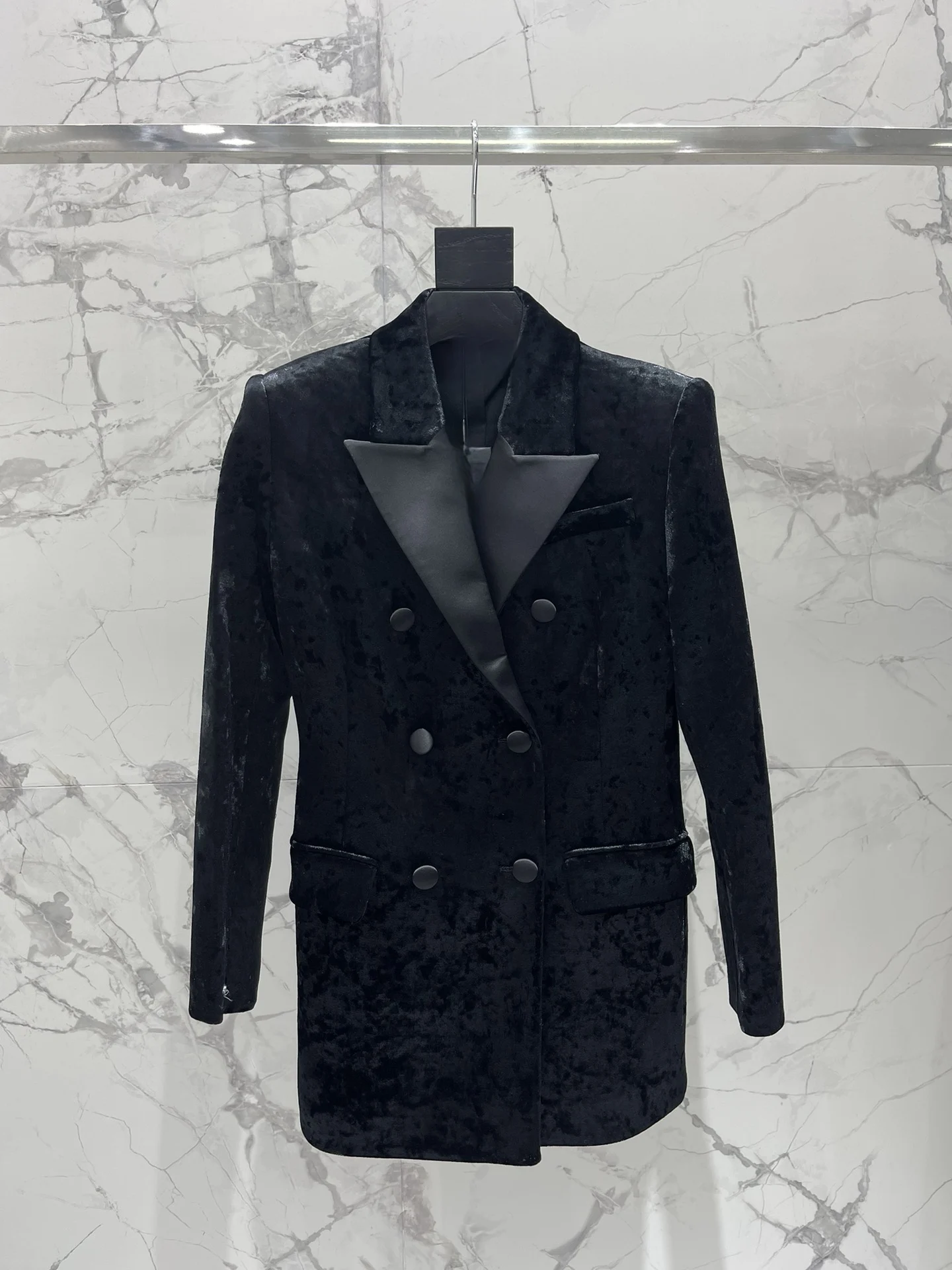 

Элегантный черный бархатный двубортный пиджак: модный стиль для вечерних мероприятий, универсальный, стройнящий, с длинными рукавами, женский, из полиэстера.