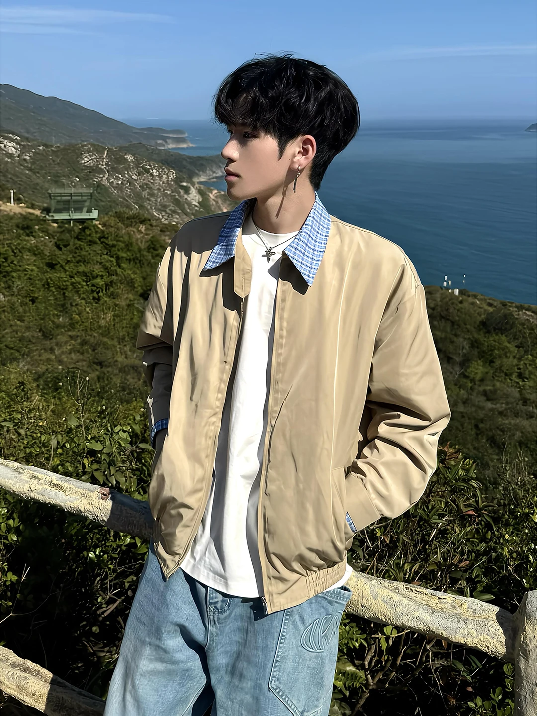 

Мужская куртка-бомбер цвета хаки с воротником-стойкой, свободного кроя, на молнии, с длинными рукавами, весенняя, в стиле милитари.