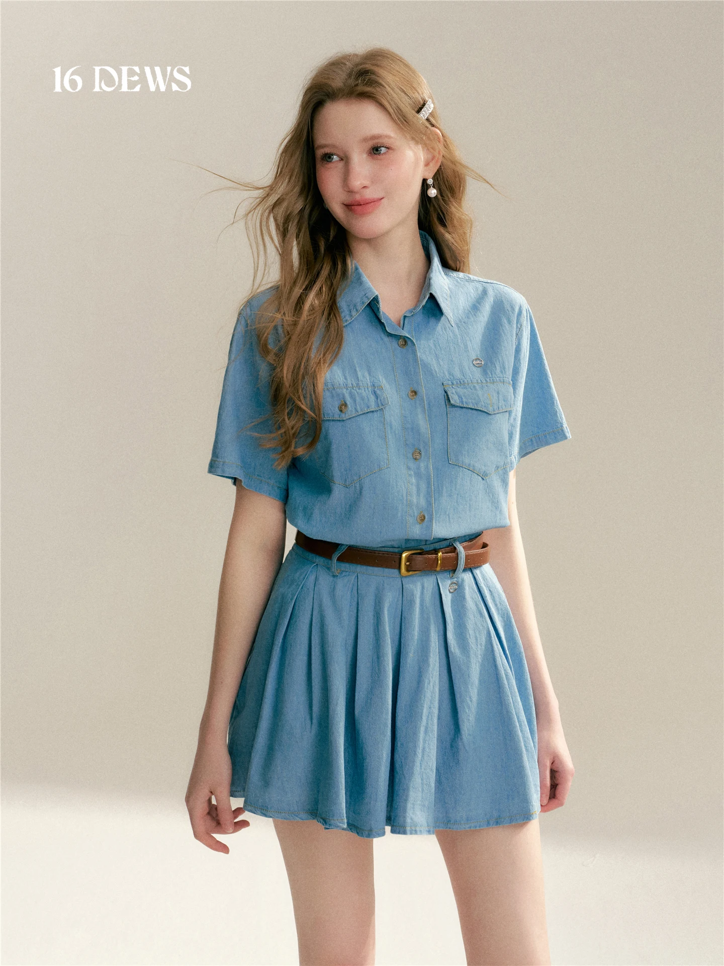 

Комплект из двух предметов: рубашка из мягкого денима 16DEWS в стиле ретро с коротким рукавом и плиссированная юбка А-силуэта, женский, весна-лето, хлопковая смесь