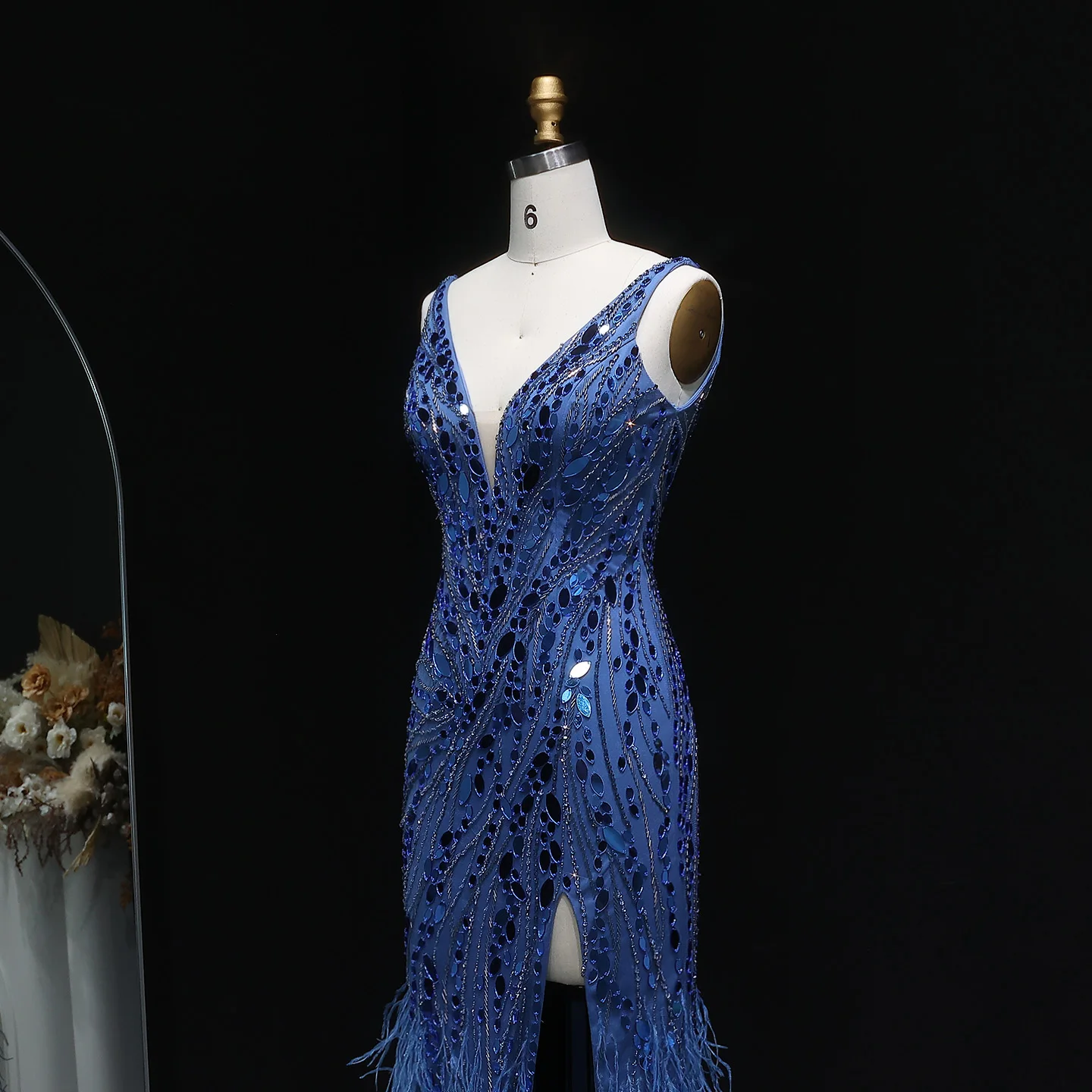 ชุดราตรีทรงเมอร์เมดสีชมพูหรูหราประดับลูกปัด ขนนก ผ่าสูง เปิดหลัง สำหรับงานแต่งงาน งานเลี้ยง รุ่น SS066 สามารถสั่งตัดได้